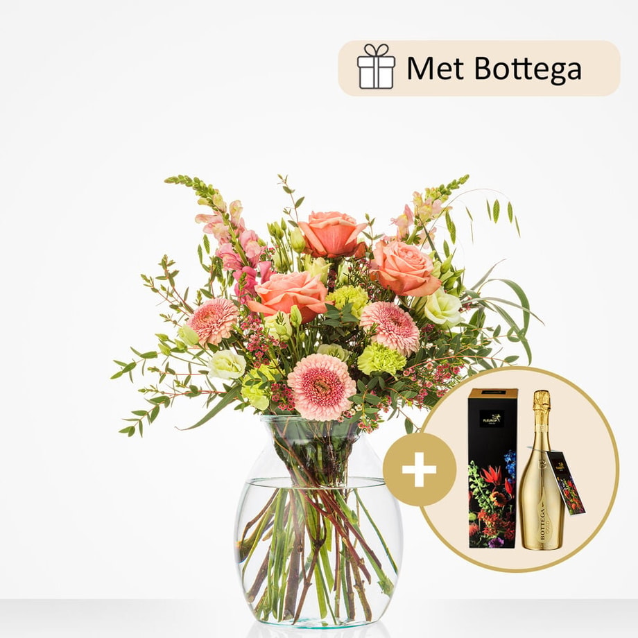 Boeket in een glazen vaas, met oranje rozen, roze gerbera’s, groene bladeren, en andere bloemen, samen met een fles Bottega wijn.