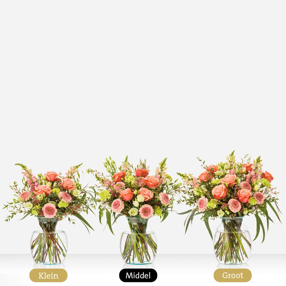 Drie varianten van een boeket in een glazen vaas, klein, middel, en groot. Elk boeket bevat een mix van rozen, gerbera’s, groene bladeren, en andere seizoensbloemen.