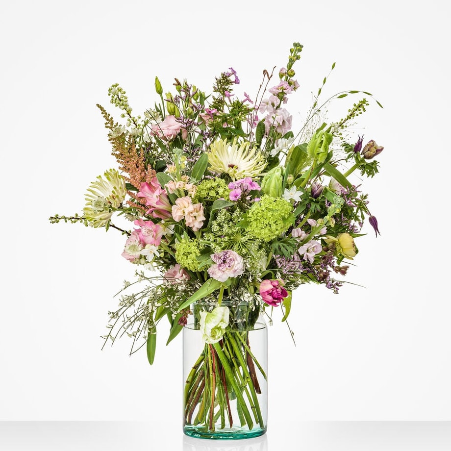 Groot voorjaarsboeket met mix van pastelbloemen en fris groen