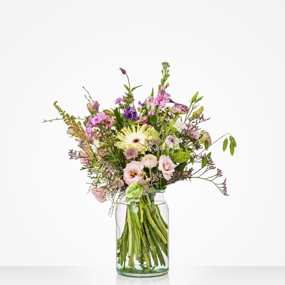 Klein boeket met voorjaarsbloemen in roze, lila en lichtgroen