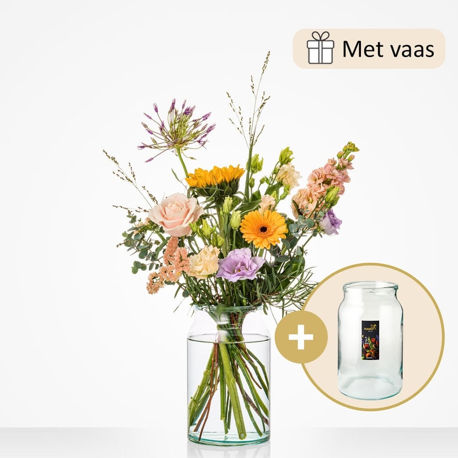 Klein bloemenboeket, gepresenteerd in een glazen vaas. Het boeket bevat zonnebloemen, rozen, gerbera’s, alliums en eucalyptus.