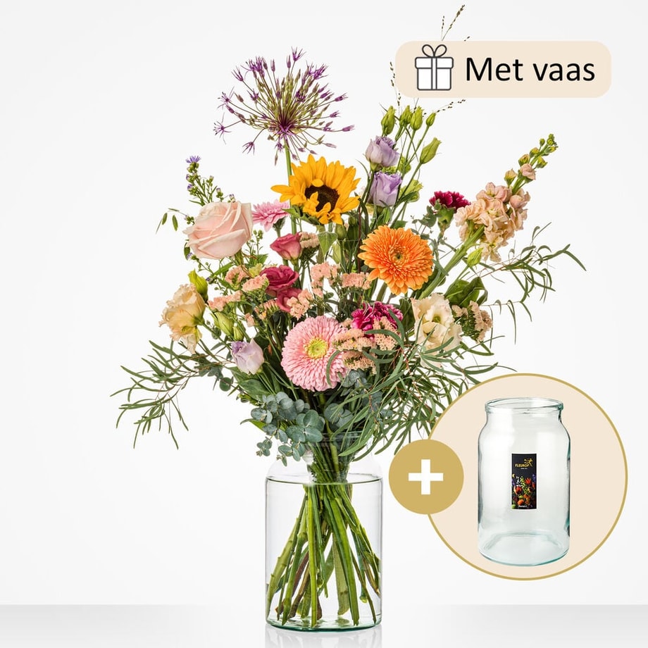 Middelgroot bloemenboeket, gepresenteerd in een glazen vaas. Het boeket bevat zonnebloemen, rozen, gerbera’s, alliums en eucalyptus.