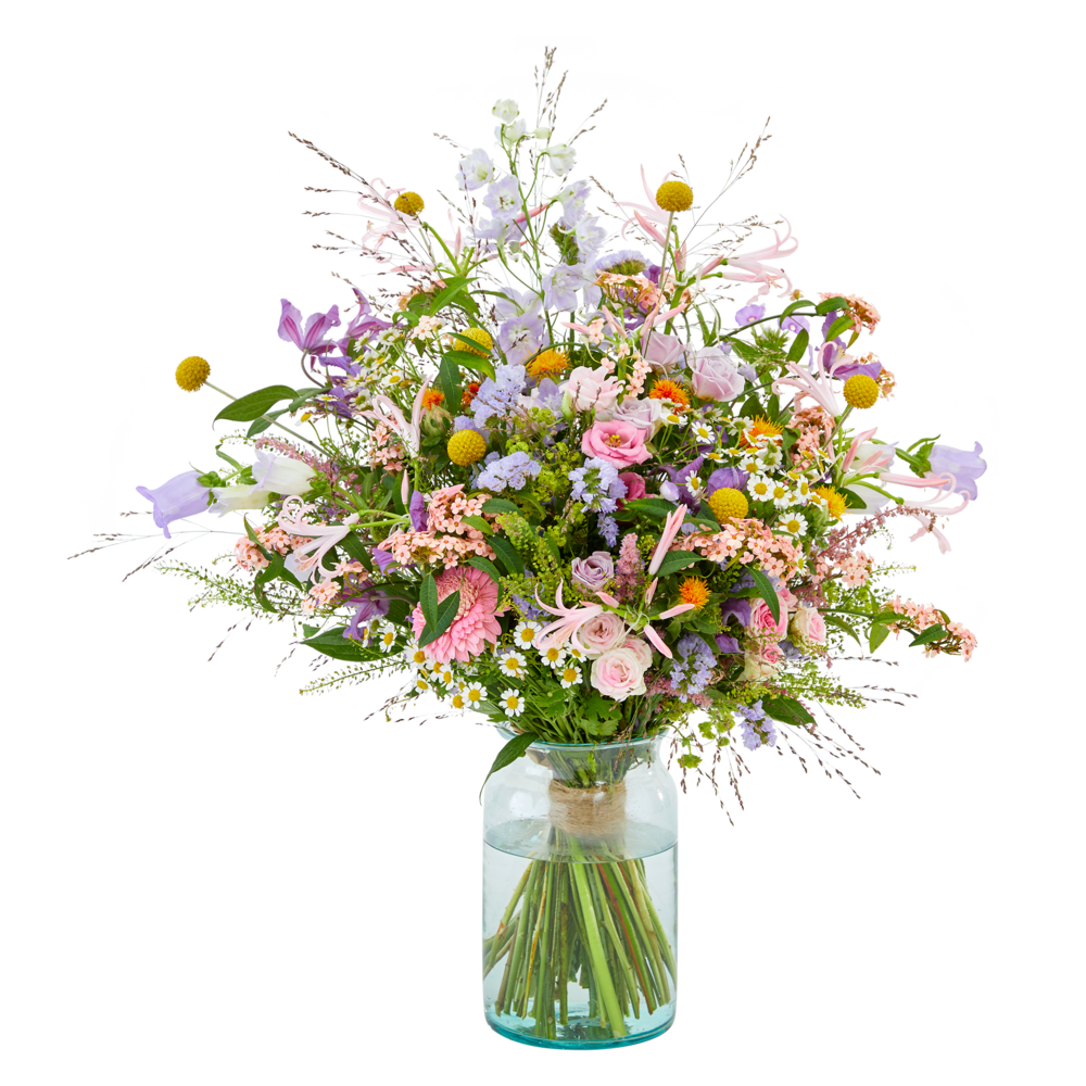 Weelderig veldboeket met diverse seizoensbloemen in pasteltinten, roze, paars en geel, natuurlijk gebonden