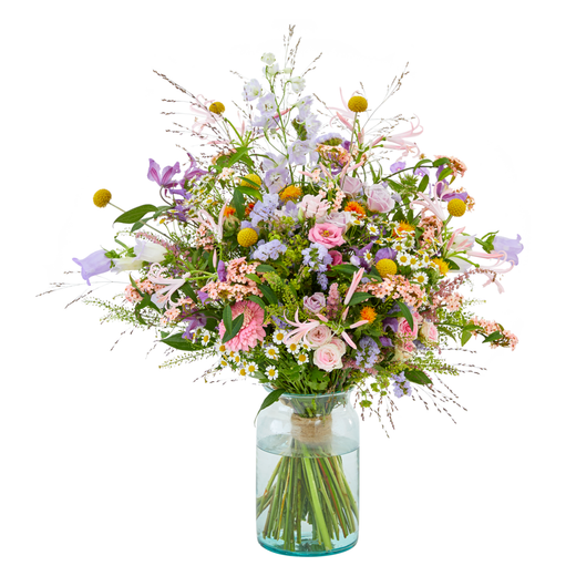 Weelderig veldboeket met diverse seizoensbloemen in pasteltinten, roze, paars en geel, natuurlijk gebonden