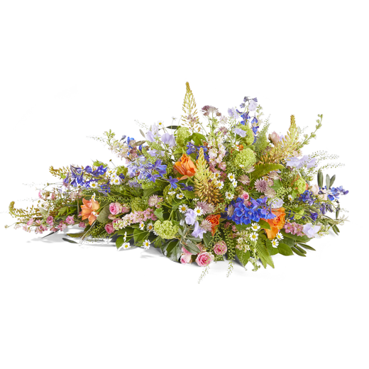 Liggend rouwstuk in veldtuin stijl met delphinium, rozen en seizoensbloemen