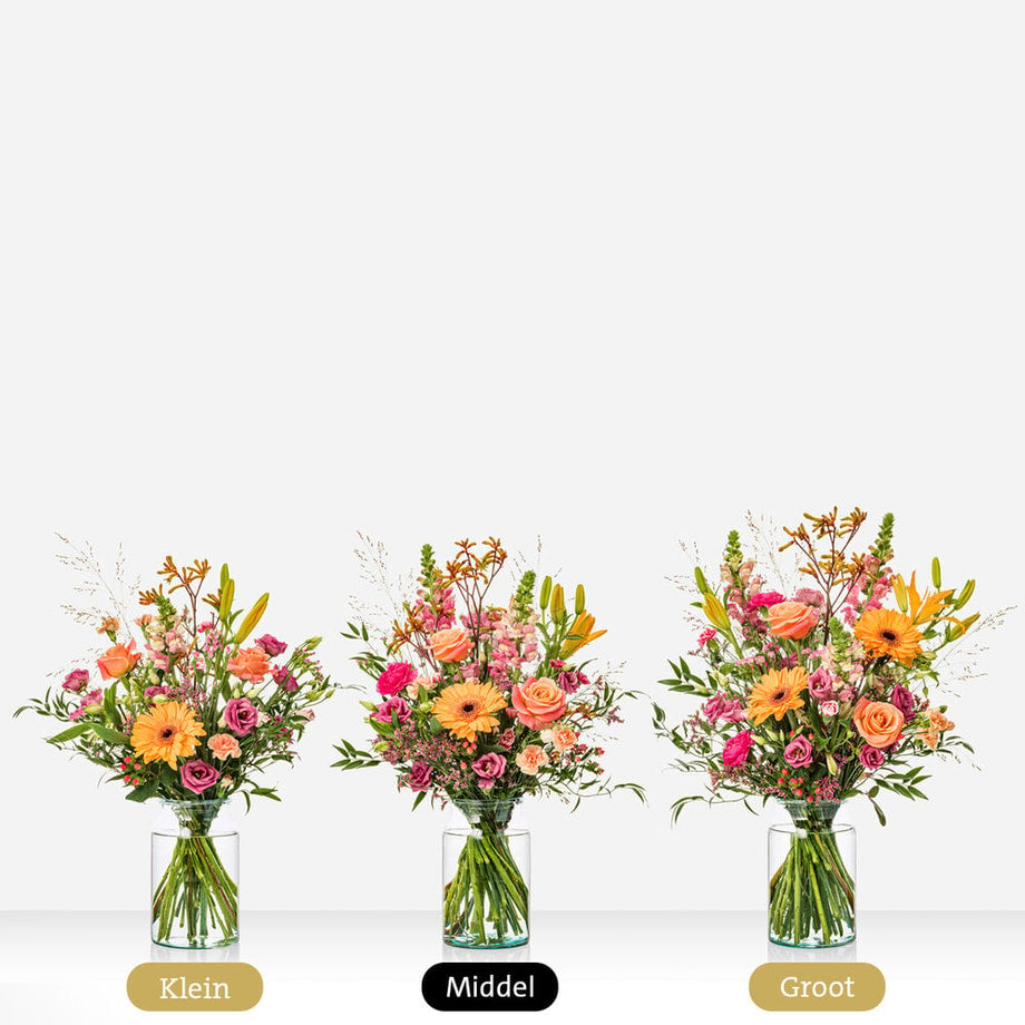 Drie varianten van boeketten in klein, middel, en groot formaat. Elk boeket bevat een kleurrijke mix van bloemen zoals gerbera’s, rozen, lelies, en eustoma’s in een glazen vaas.