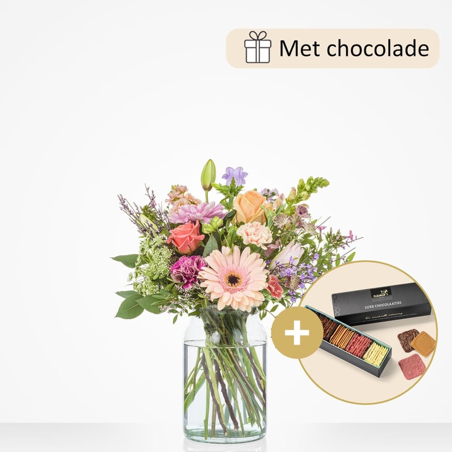 Klein boeket met bloemen zoals gerbera’s, rozen, lelies, en paarse bloemen in een compacte glazen vaas, gepresenteerd met luxe chocolade.