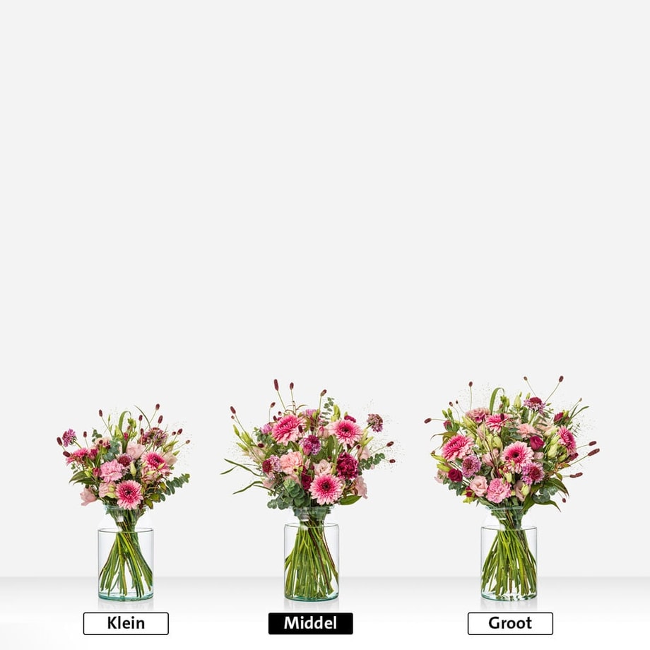 Drie Moederdag boeketten in verschillende formaten – klein, middel en groot – met roze en paarse bloemen in glazen vazen