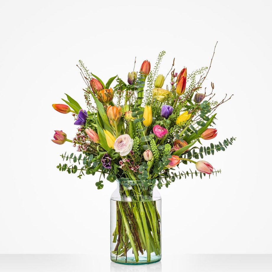 Groot voorjaarsboeket met kleurrijke seizoensbloemen in vaas