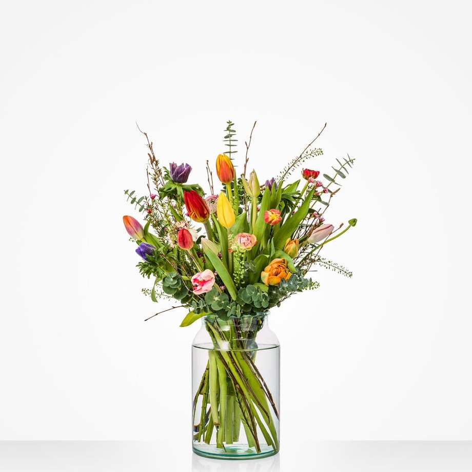 Klein lenteboeket met vrolijke kleuren en frisse voorjaarsbloemen