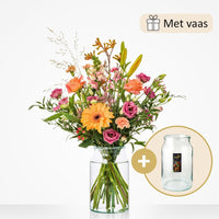 Klein boeket met een selectie van bloemen zoals oranje gerbera’s, roze rozen, lila eustoma’s, en gele lelies in een compacte glazen vaas.