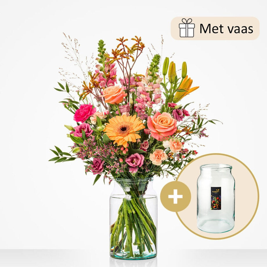 Middelgroot boeket in een glazen vaas met een mix van bloemen zoals roze rozen, oranje gerbera’s, lila eustoma’s, gele lelies, en roze leeuwenbekjes.