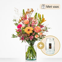 Middelgroot boeket in een glazen vaas met een mix van bloemen zoals roze rozen, oranje gerbera’s, lila eustoma’s, gele lelies, en roze leeuwenbekjes.