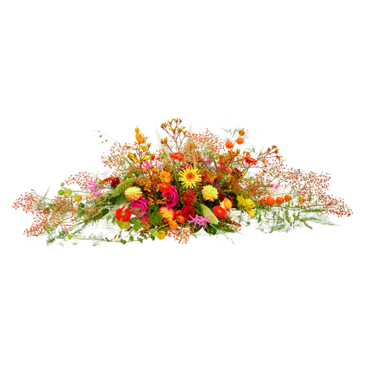 Kistbedekking met gerbera, rozen en oranje bessen in warme tinten