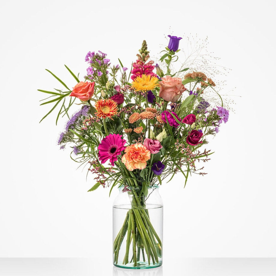 Groot veldboeket met roze, paarse, oranje en gele bloemen zoals gerbera’s, rozen en leeuwenbekjes