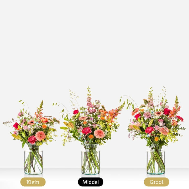 Drie varianten van zomerse boeketten in klein, middel, en groot formaat. Elk boeket bevat bloemen zoals gerbera’s, rozen, lelies, leeuwenbekjes en rode anjers, in glazen vazen.