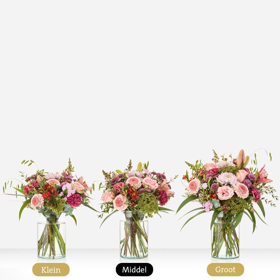 Drie varianten van boeketten in klein, middel, en groot formaat, met een mix van bloemen zoals roze rozen, gerbera’s, groene bolvormige bloemen, alstroemeria en anjers, gepresenteerd in glazen vazen.