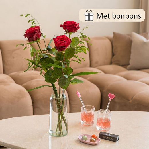 Romantische cadeauset met rode Red Naomi rozen en drie luxe handgemaakte bonbons