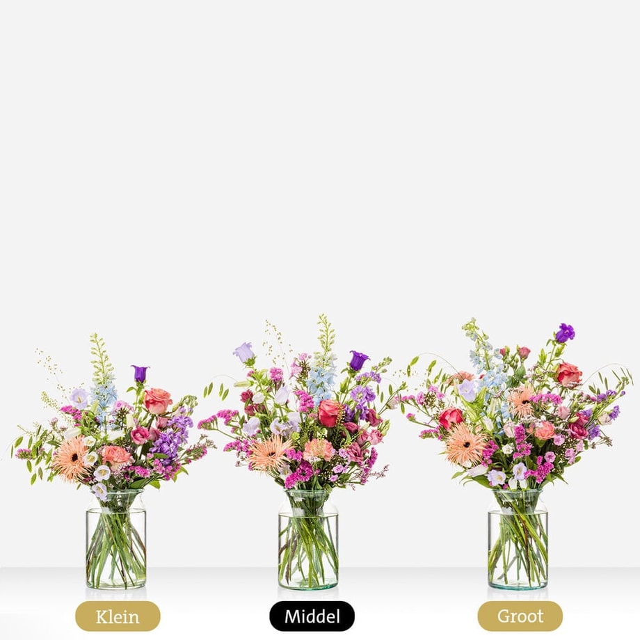 Vergelijking van drie boeketten met een diverse mix van bloemen in verschillende maten - klein, middel en groot - in glazen vazen.