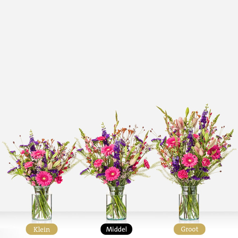 Vergelijking van drie roze en paars gekleurde boeketten in verschillende maten - klein, middel en groot - in glazen vazen.