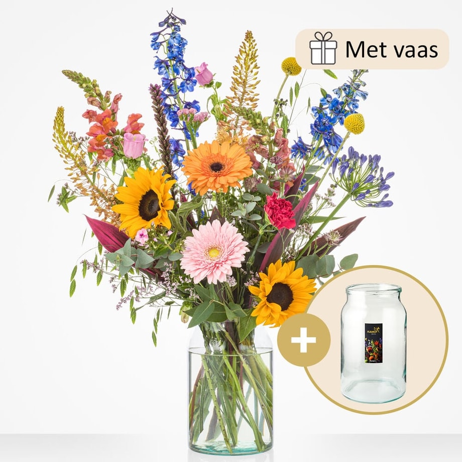 Groot boeket met een variatie van kleurrijke bloemen zoals zonnebloemen, gerbera’s, leeuwenbekjes, en riddersporen, geleverd met een grote glazen vaas.