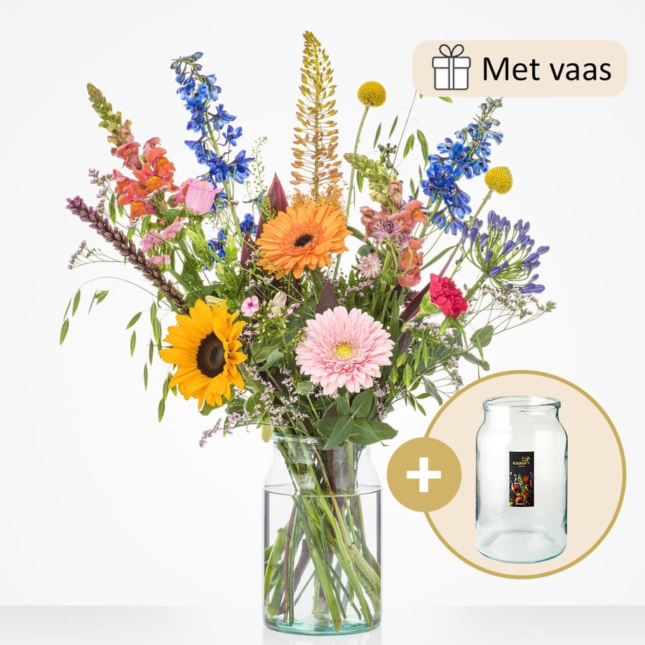 Middelgroot boeket met een mix van bloemen zoals zonnebloemen, gerbera’s, leeuwenbekjes, en blauwe riddersporen, geleverd met een bijpassende glazen vaas.