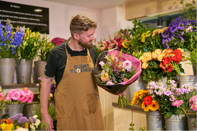 De bloemist in de buurt met een veilingvers gemengd boeket vol kleurrijke seizoensbloemen van Buurtbloemist